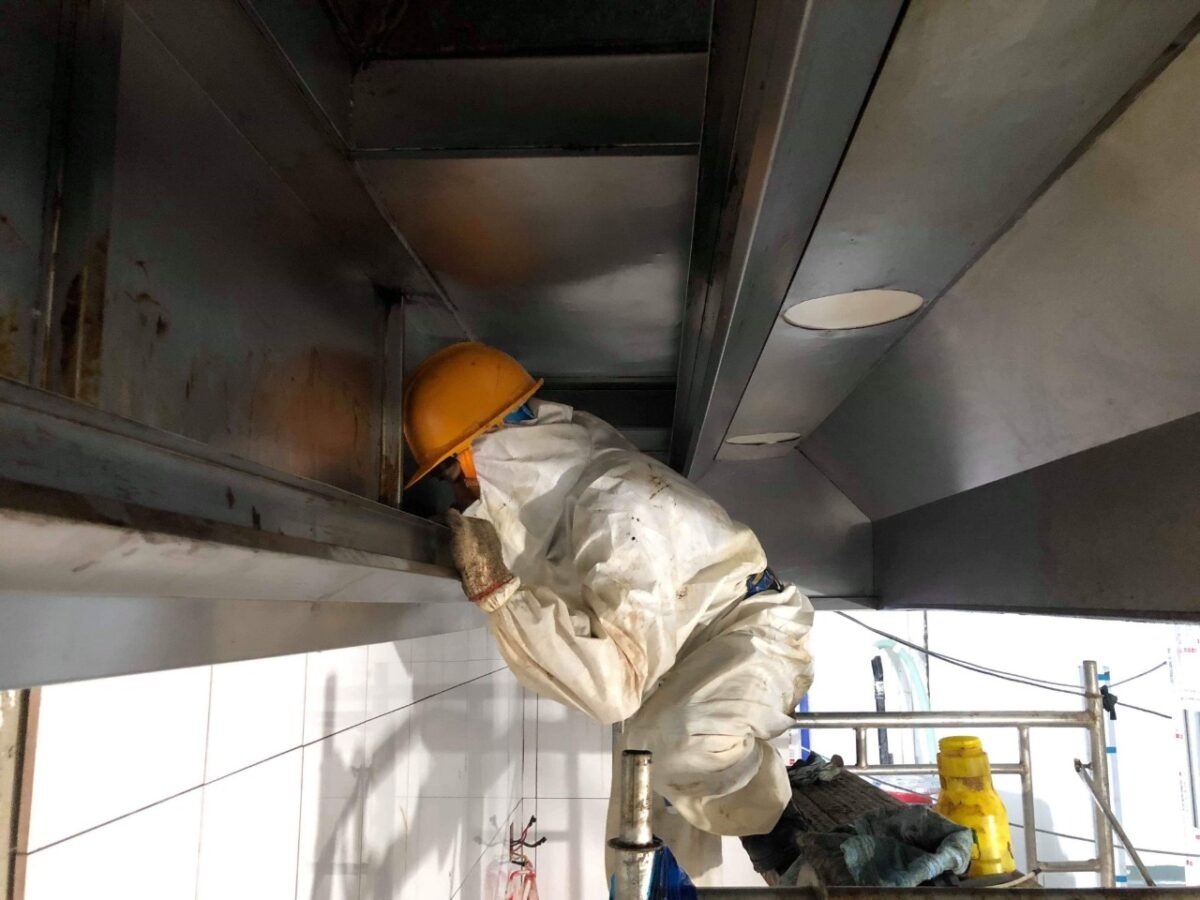 Kiểm tra hệ thống hút khói và quạt thông gió là bước quan trọng trong quy trình bảo trì PCCC