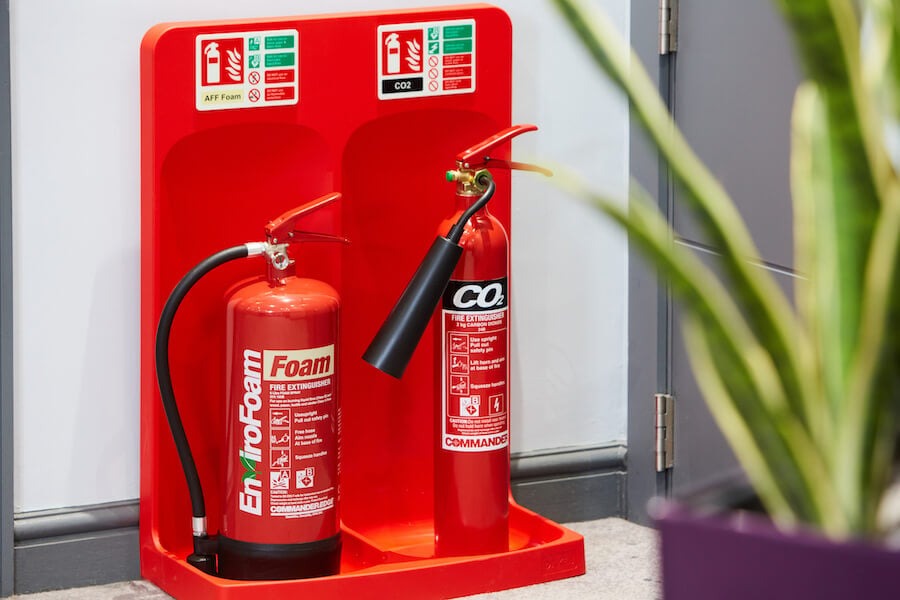 Bình chữa cháy xách tay là thiết bị quen thuộc trong hệ thống phòng cháy chữa cháy Bình chữa cháy xách tay là thiết bị quen thuộc trong hệ thống phòng cháy chữa cháy