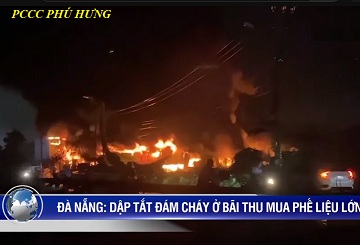 Cháy kho phế liệu cạnh quốc lộ ở Đà Nẵng