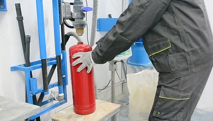 Nạp sạc bình chữa cháy định kỳ là yêu cầu quan trọng để đảm bảo thiết bị luôn hoạt động tốt