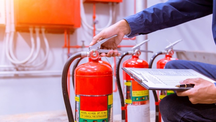 Bảo dưỡng bình chữa cháy là công việc quan trọng nhằm đảm bảo thiết bị luôn hoạt động hiệu quả